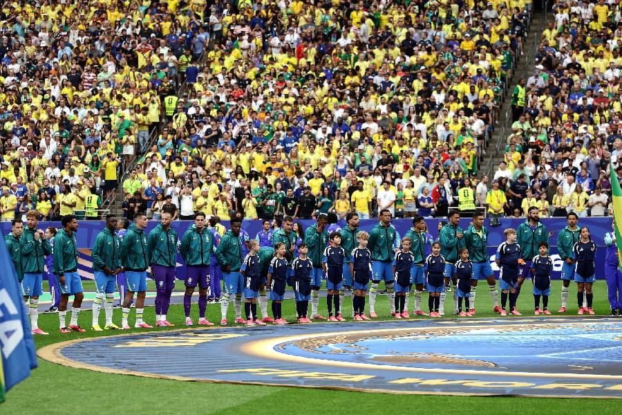 Seleção brasileira durante execução do hino - EFE/EPA/CHRISTOPHER NEUNDORF