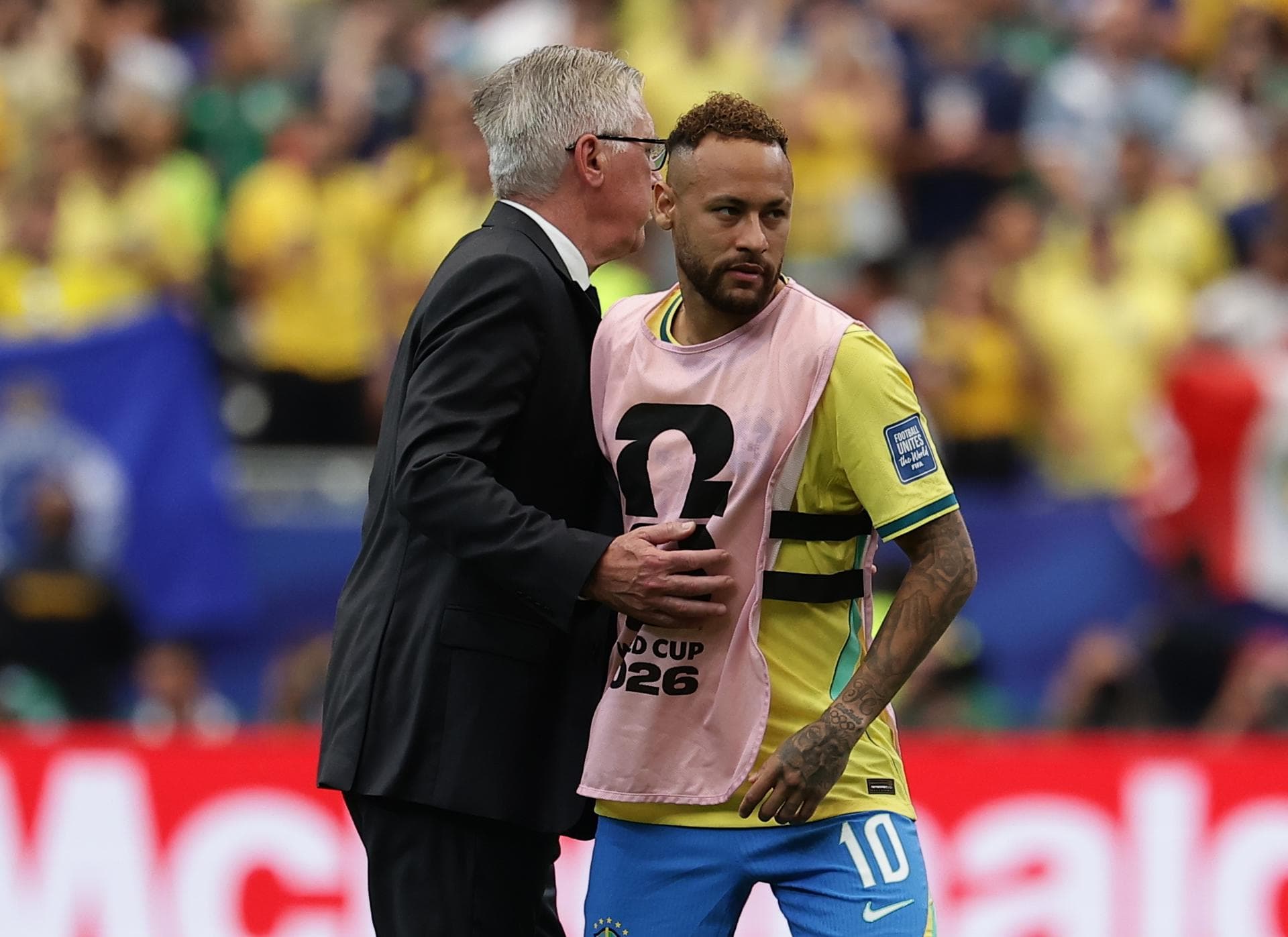 Neymar e Ancelotti comemoram juntos a vitória que garantiu o Brasil nas oitavas de final - Christopher Neundorfer/EFE