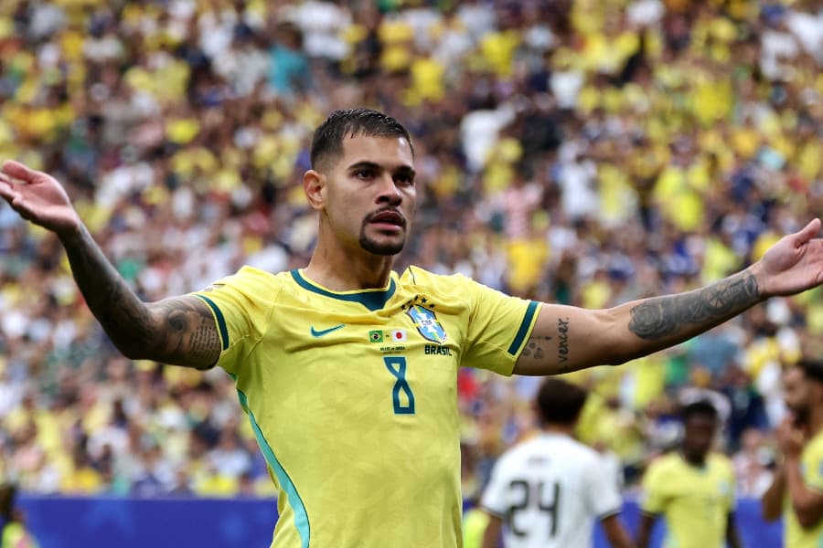 Bruno Guimarães durante o duelo contra o Japão - EFE/EPA/CHRISTOPHER NEUNDORF