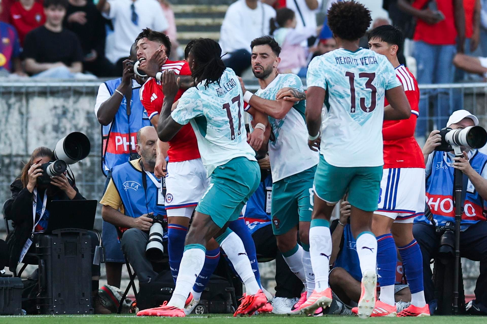 Rafael Leão justifica soco em chileno do Atlético-MG