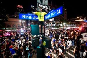 O New York Knicks conquistou no último sábado, 13, o título da NBA depois de 53 anos de jejum. A equipe venceu o San Antonio Spurs, no Texas, em 4 jogos a 1, e a festa ganhou as ruas de Nova York. A partida aconteceu horas depois do empate entre Brasil e Marrocos, pelo Grupo C, o que fez as torcidas se misturarem nos arredores do Madison Square Garden, a casa dos Knicks - Alexandre Battibugli/PLACAR
