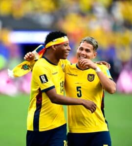 Equador bate Alemanha e se classifica à segunda fase