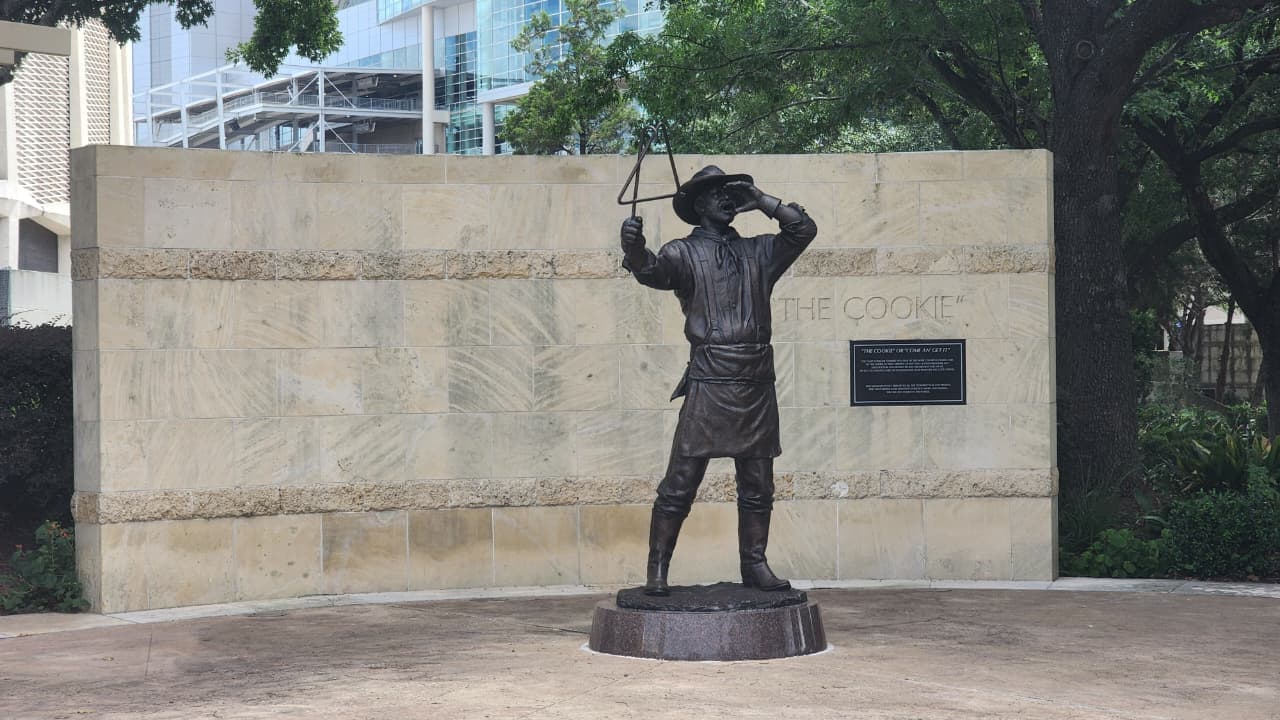 Arredores do NRG Stadium é repleto de homenagens a cáubois - Klaus Richmond/Placar