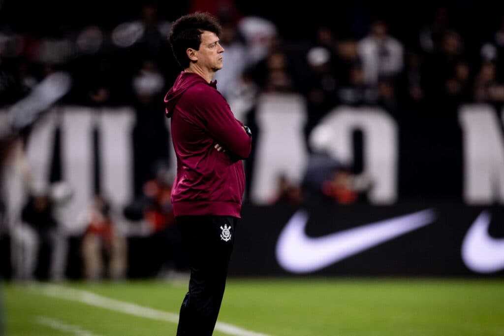 Diniz critica condições do gramado de Itaquera: “O pior”