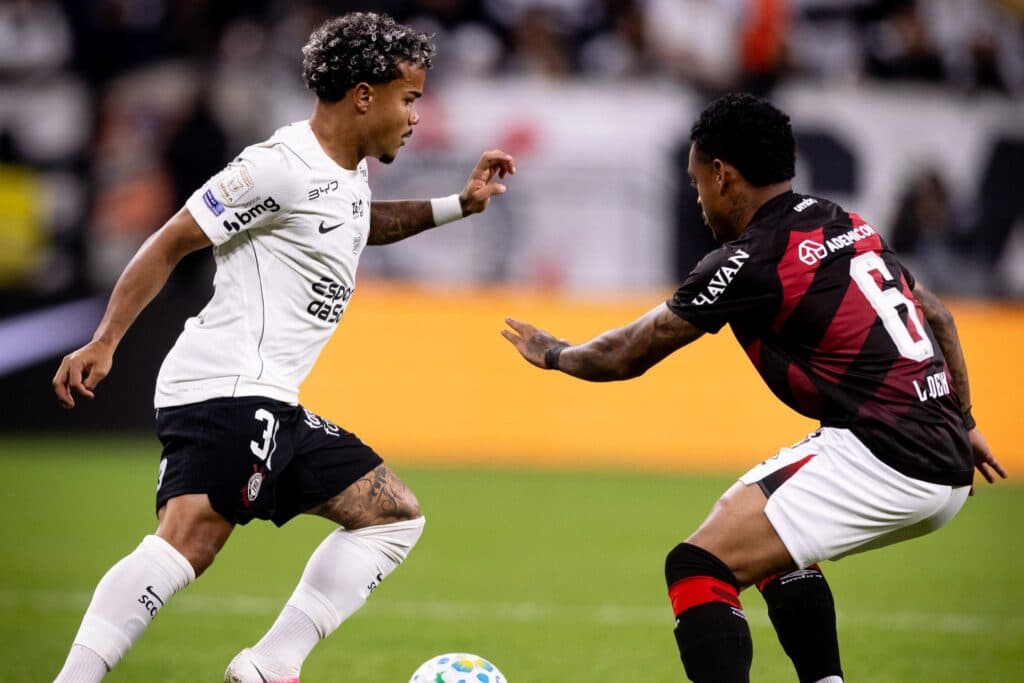 Em duelo tenso e com lesões, Corinthians e Athletico-PR empatam sem gols