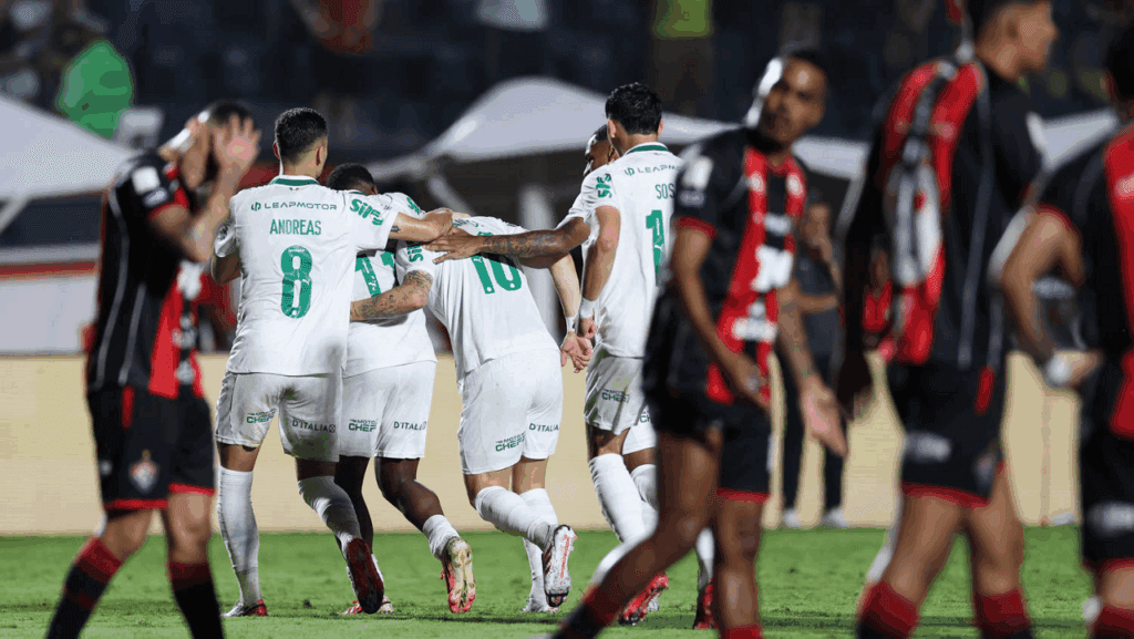 Palmeiras goleia Vitória em jogo com polêmicas e dispara na liderança