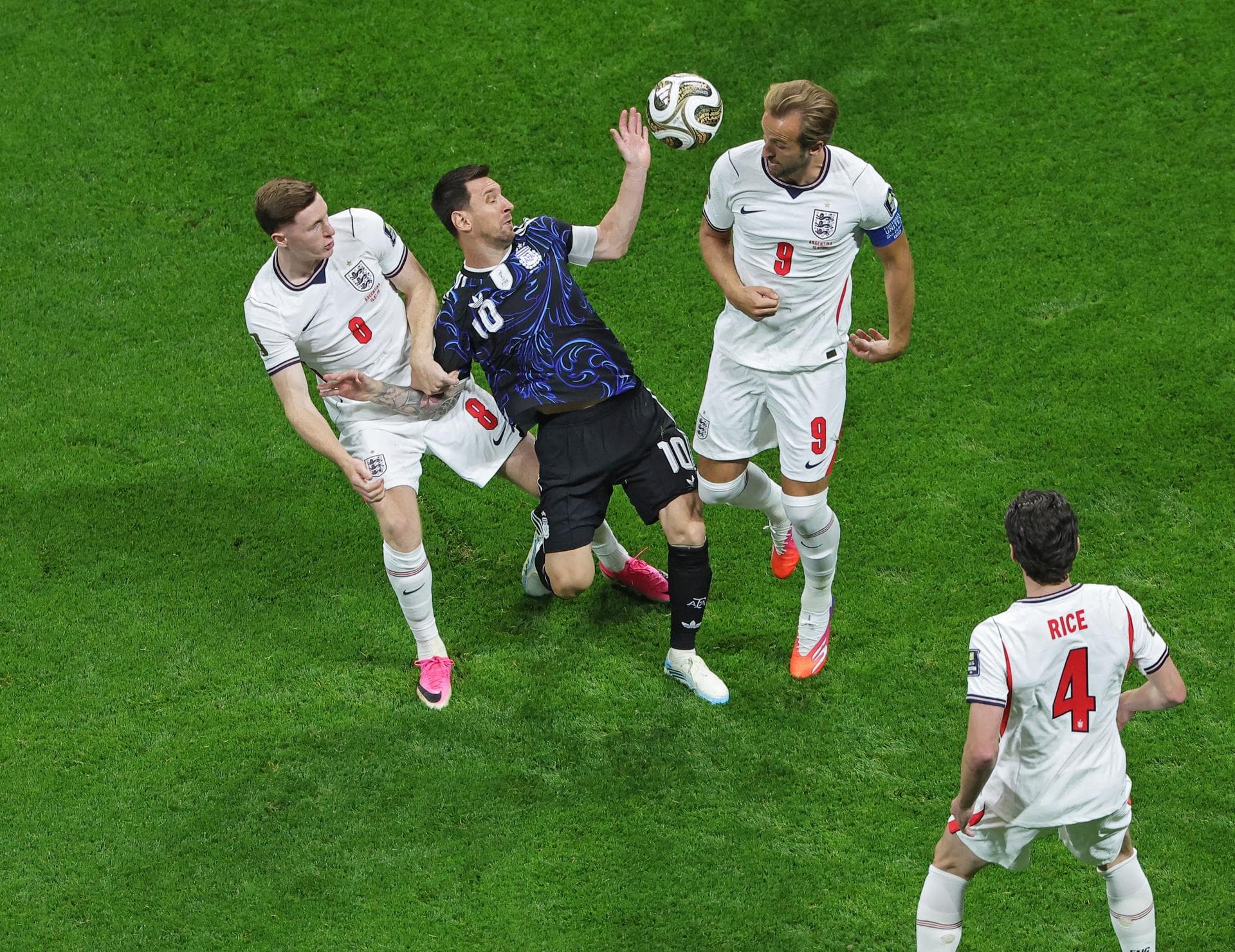 Argentina bate Inglaterra e ‘quem não salta não é fã de Messi’