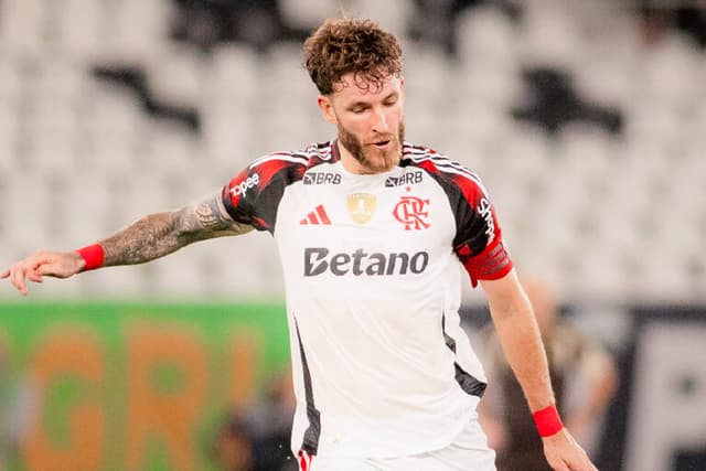Flamengo recebe proposta do Besiktas por Léo Pereira