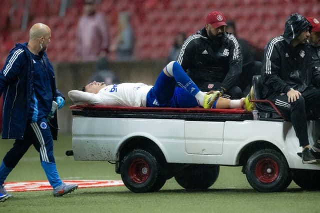 Gabriel Pec tem fratura constatada após entrada dura; veja lance