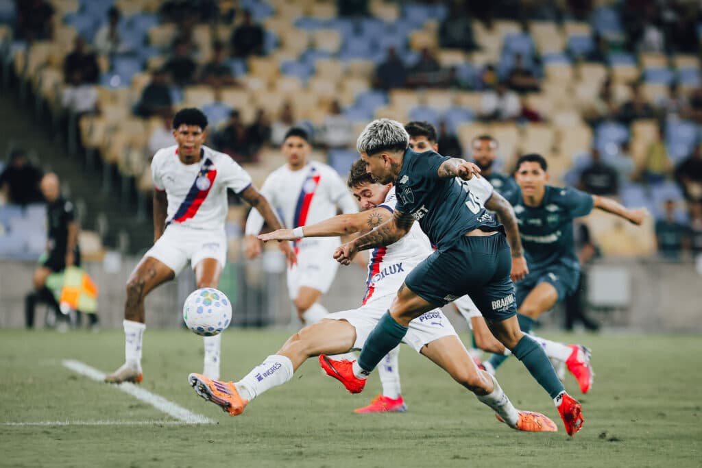 Fluminense esbarra em Ronaldo, empata com o Bahia e sai vaiado