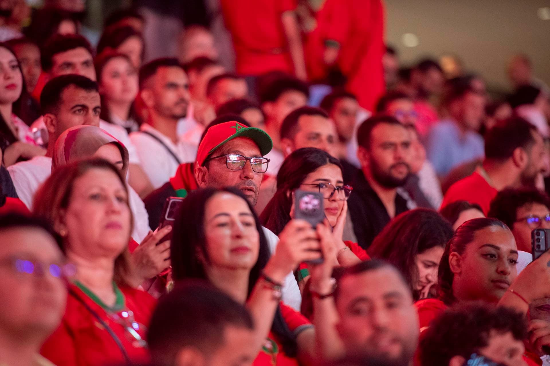 Torcedores marroquinos reunidos em no estádio Moulay Hassan, em Rabat - Jalal Morchidi/EFE