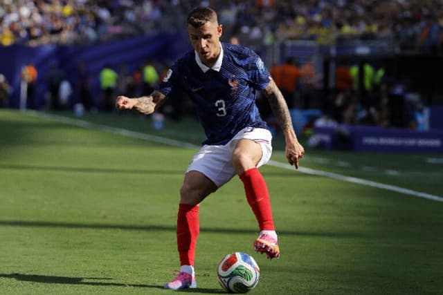 Titular da França entra na mira do PSG, diz jornalista
