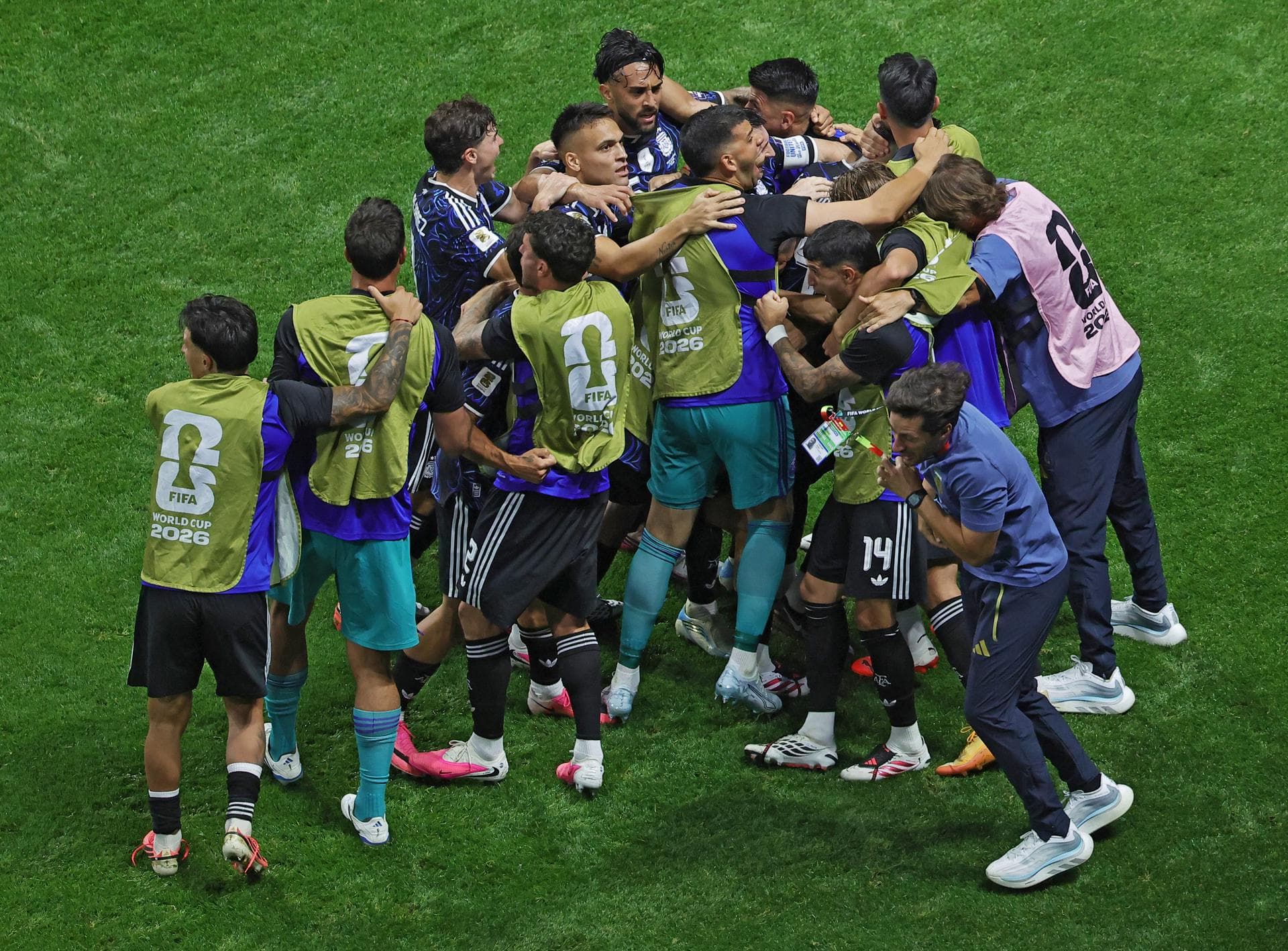 Com virada épica, Argentina se mantém invicta em semifinais de Copa