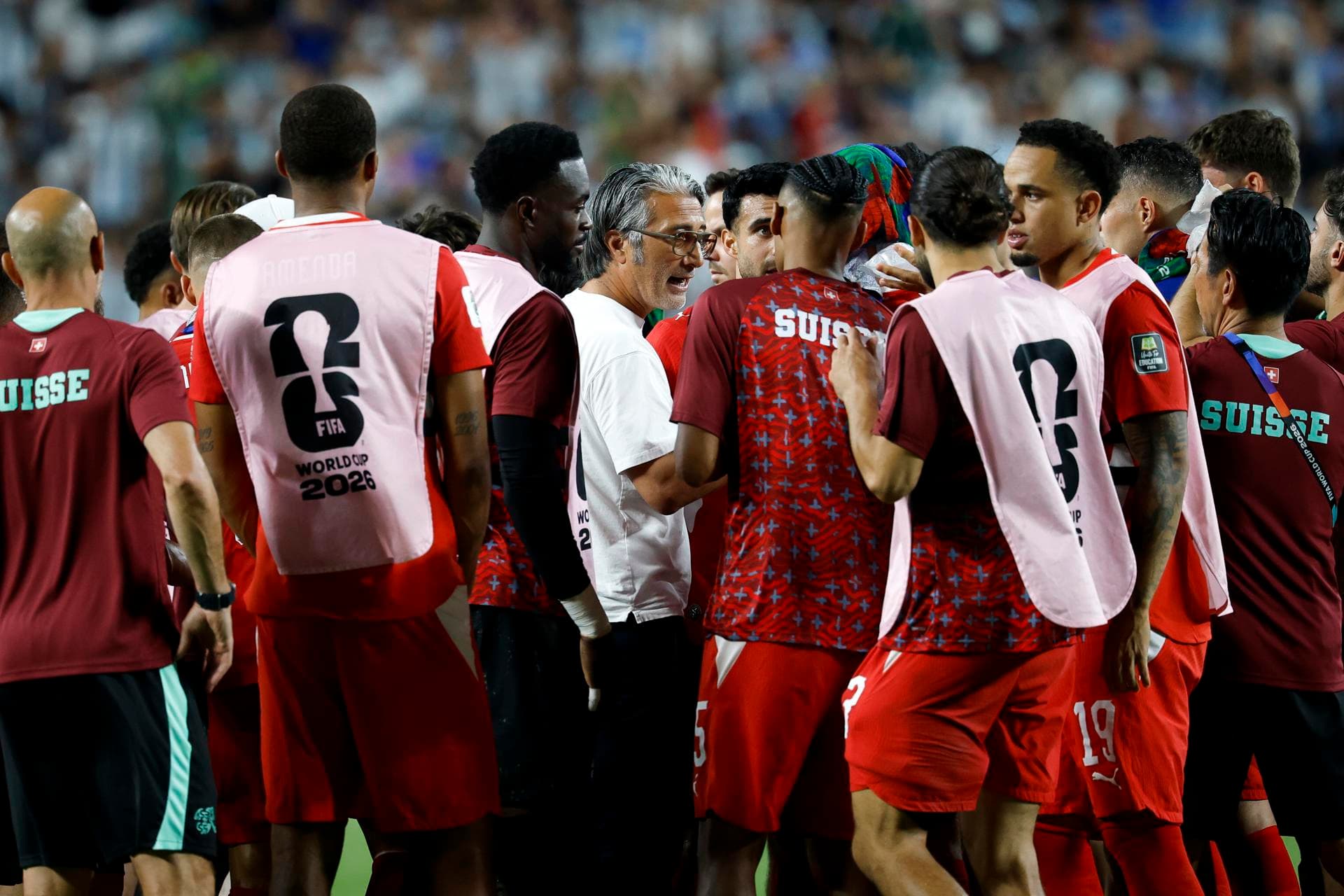 Yakin passa instruções aos jogadores durante a partida em Kansas City - Peter Klaunzer/EFE
