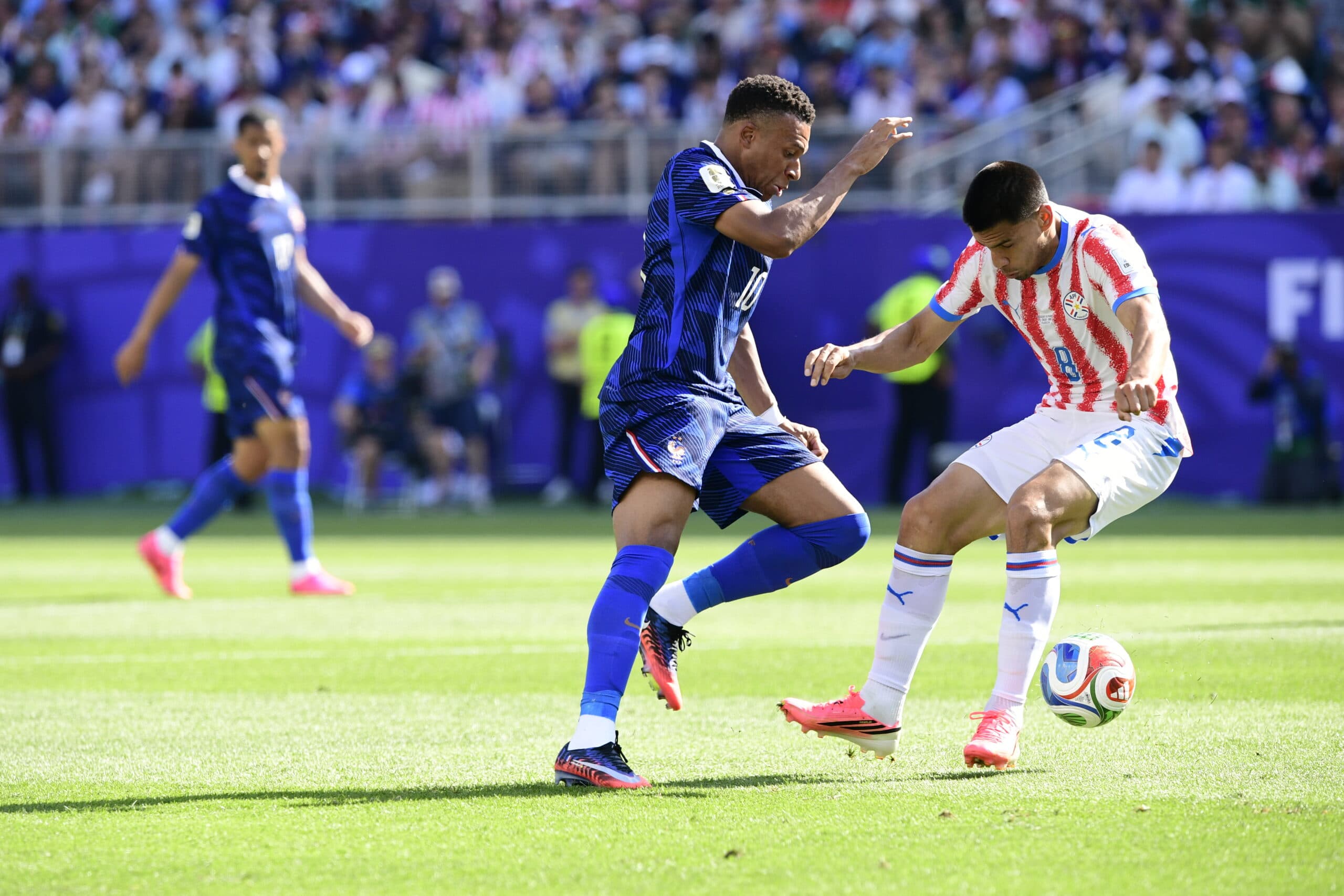 Mbappé marca de pênalti e empata com Messi na artilharia da Copa