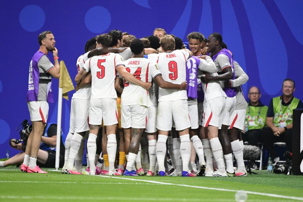 Anthony Gordon é abraçado pelos companheiros enquanto comemora o gol da Inglaterra contra a Argentina - Alexandre Battibugli/PLACAR