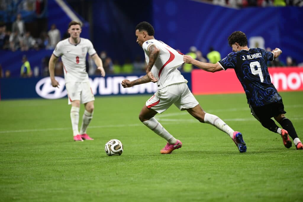 Atacante Julián Álvarez puxa a camisa de Marcus Rashford durante a disputada partida em Atlanta - Alexandre Battibugli/PLACAR
