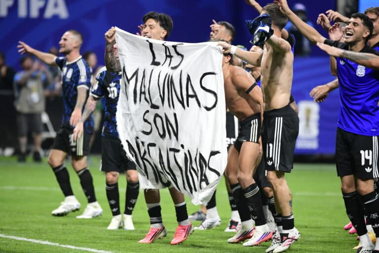 ‘As Malvinas são argentinas’, mostram jogadores após vencer Inglaterra