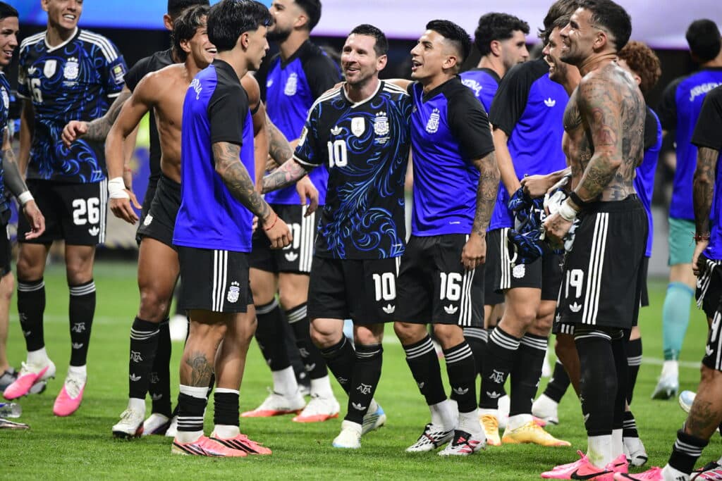 Messi é reverenciado e abraçado pelos companheiros depois da vitória na semifinal - Alexandre Battibugli/PLACAR