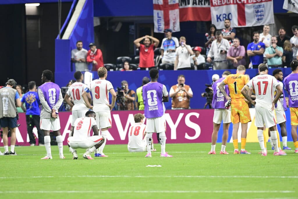 English Team se despede de sua torcida, com quem viveu lua de mel nessa Copa - Alexandre Battibugli/PLACAR