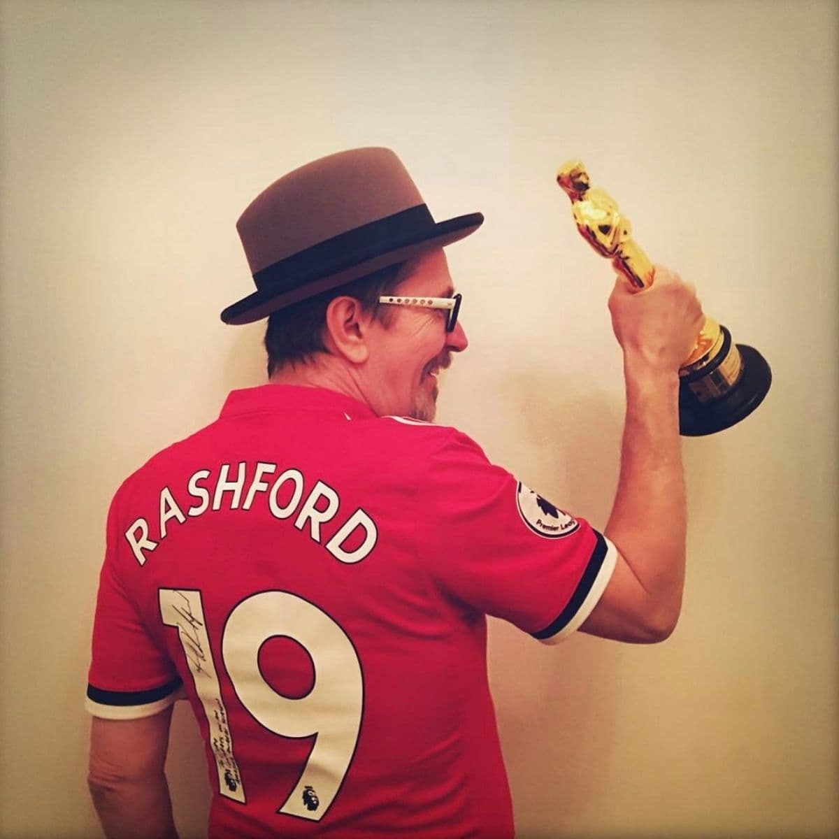 Com a camisa do Manchester United, Gary Oldman comemora a conquista do Oscar - Reprodução/@RedDevilLatino
