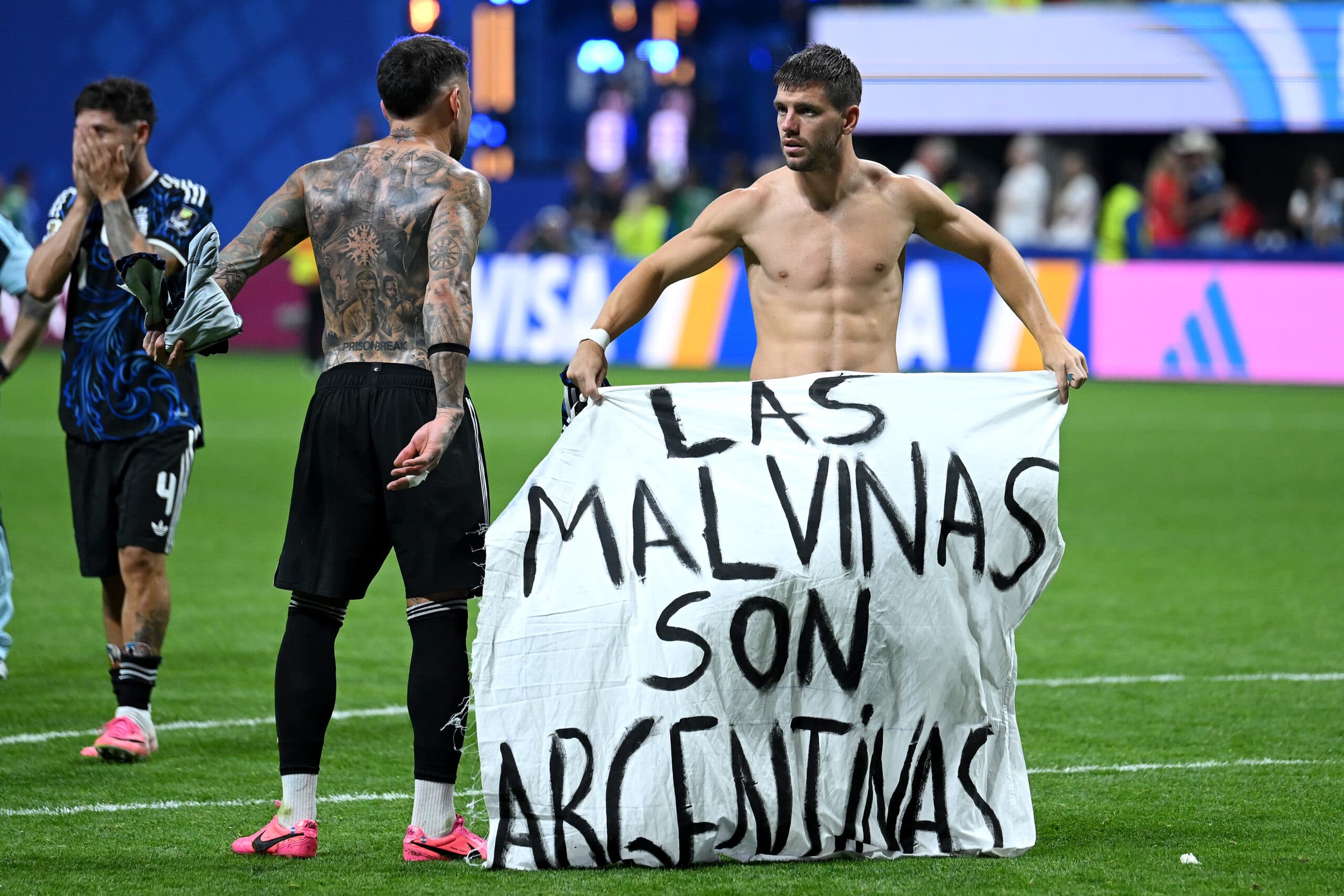 ‘As Malvinas são argentinas’, mostram jogadores após vencer Inglaterra
