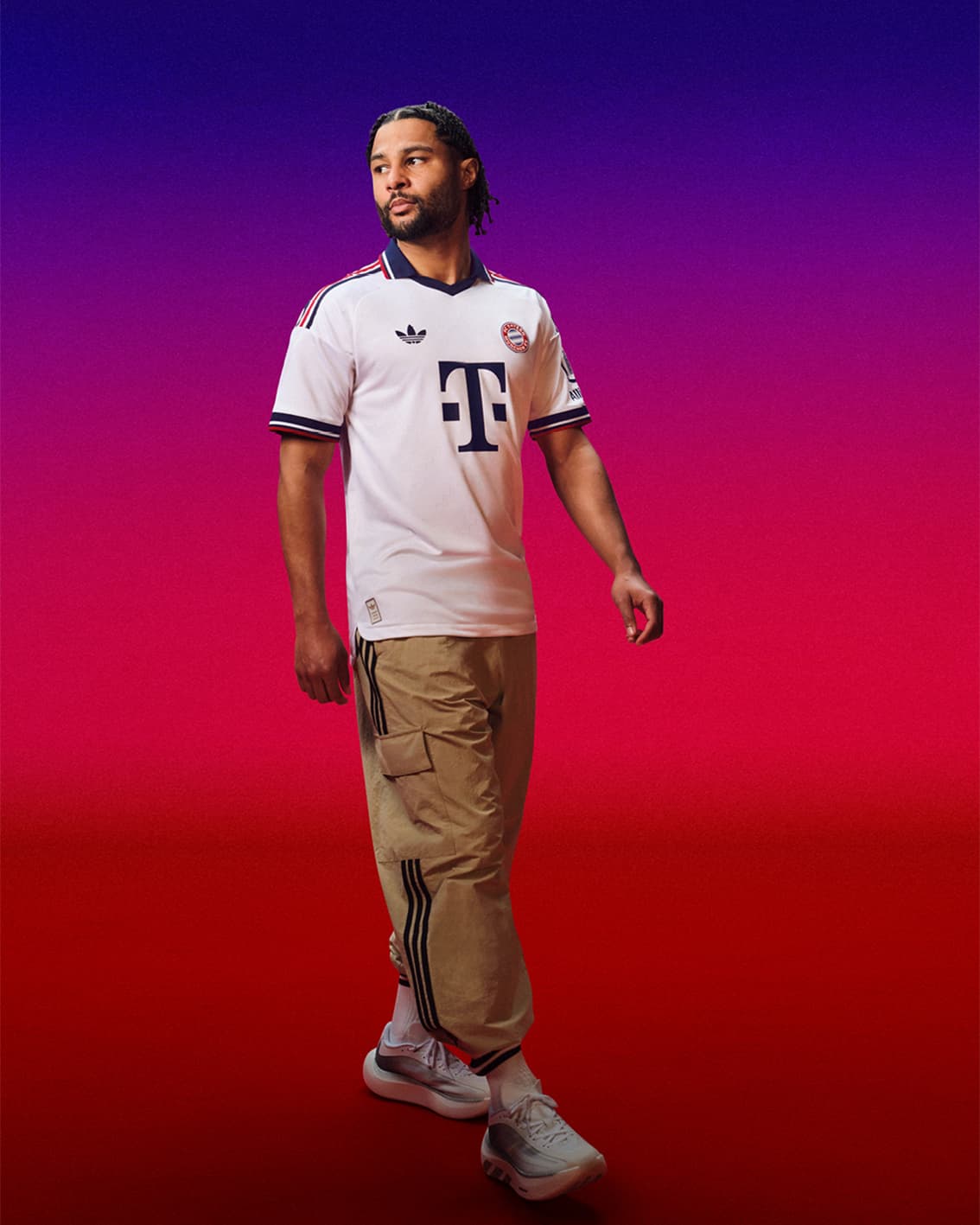 Gnabry com o segundo uniforme do Bayern para a temporada 2026/27 - Reprodução/@FCBayern