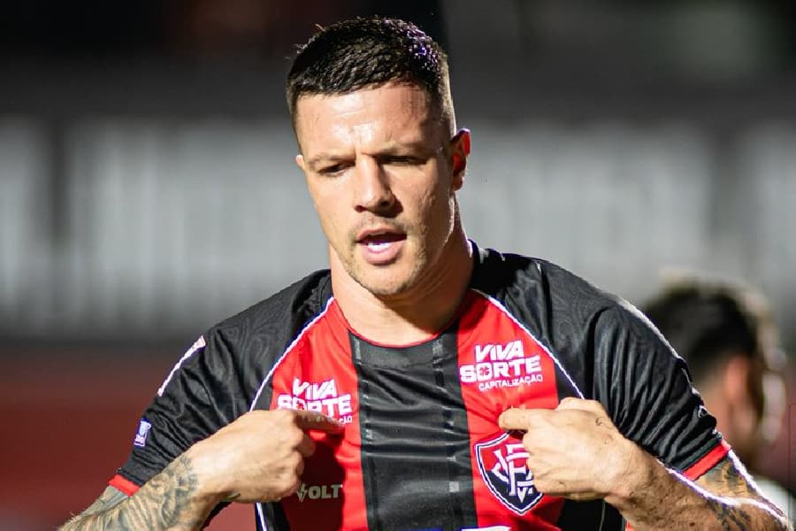 Vitória aproveita falha do Vasco e vence confronto direto