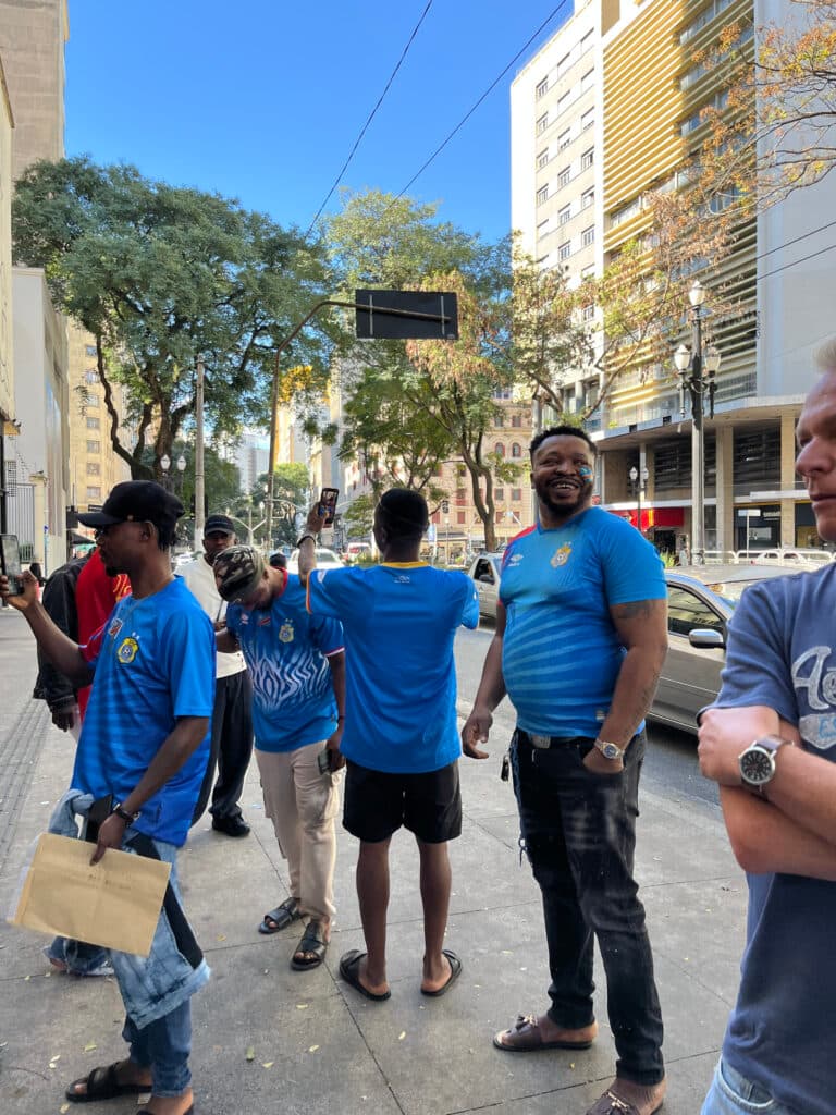 Na foto, Salvador aparece com adesivo no rosto comemorando ao lado de amigos, Igor Avilla/PLACAR