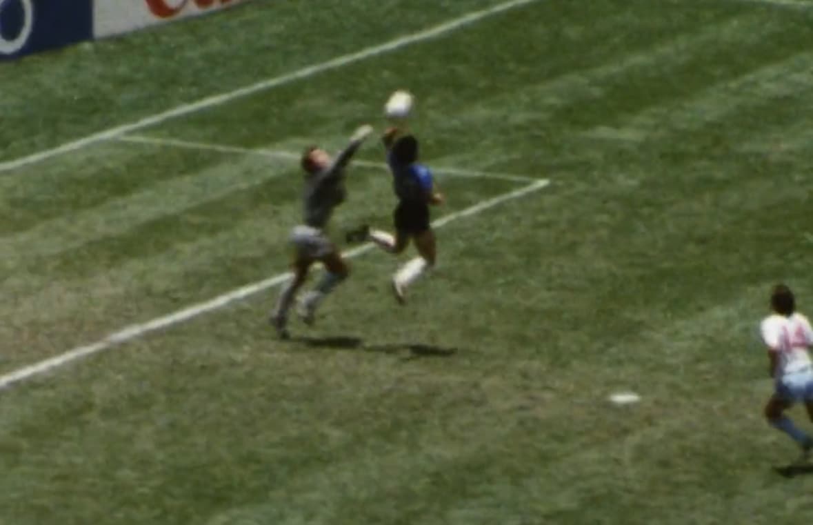 Gol de Diego Maradona em Argentina e Inglaterra, nas quartas de final da Copa do Mundo de 1986 - Reprodução / Fifa