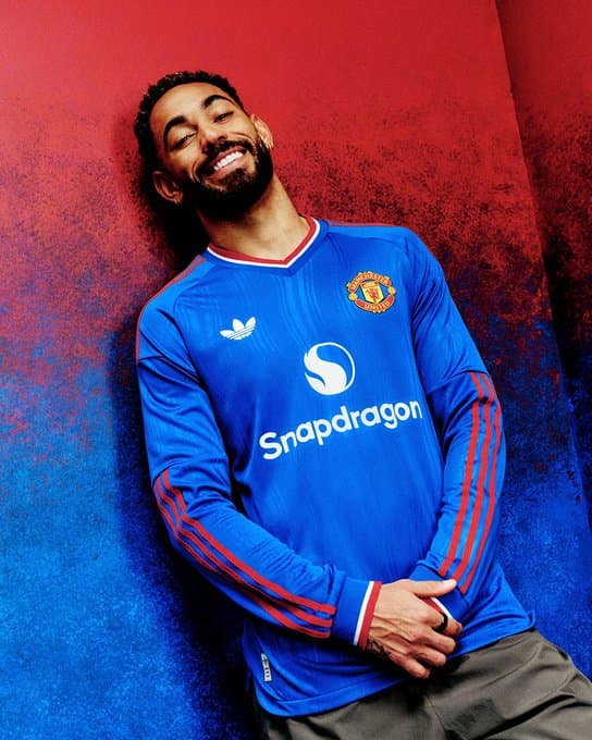 Matheus Cunha com o novo uniforme do Manchester United - Reprodução/@ManUtd