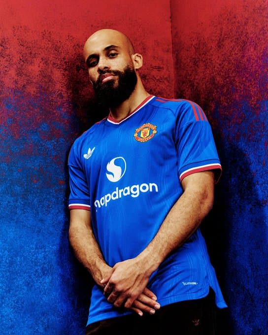 Mbeumo com o novo uniforme do Manchester United - Reprodução/@ManUtd