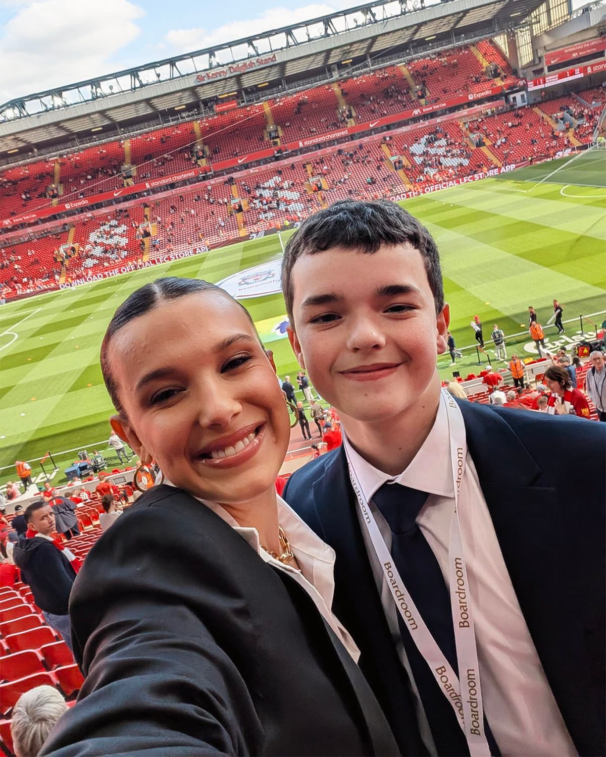Millie Bobby Brown e Owen Cooper no Anfield - Reprodução/@LFC