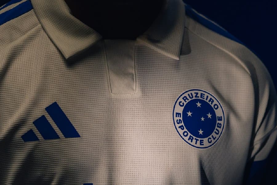 Cruzeiro divulga fotos de terceiro uniforme para 2026; confira