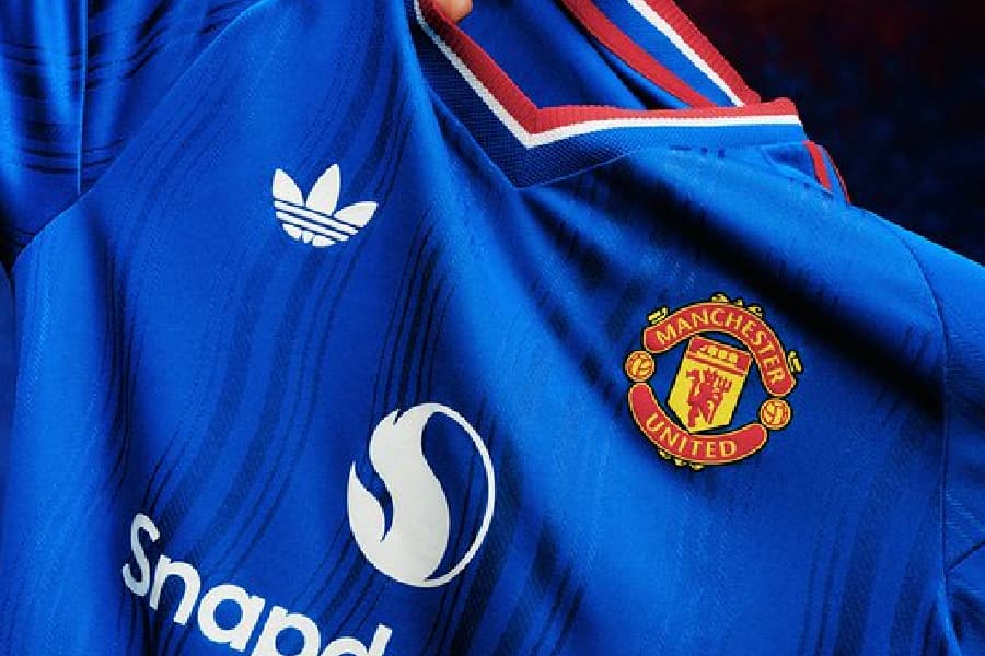 Manchester United lança segundo uniforme; veja fotos
