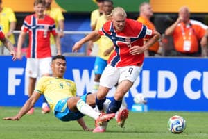 AMDEP8207. NUEVA JERSEY (ESTADOS UNIDOS), 05/07/2026.- Casemiro (i) de Brasil disputa el balón con Erling Haaland de Noruega este domingo, en un partido por los octavos de final del Mundial de la FIFA 2026 entre Brasil y Noruega en el estadio MetLife en Nueva Jersey (Estados Unidos). EFE/ Angel Colmenares