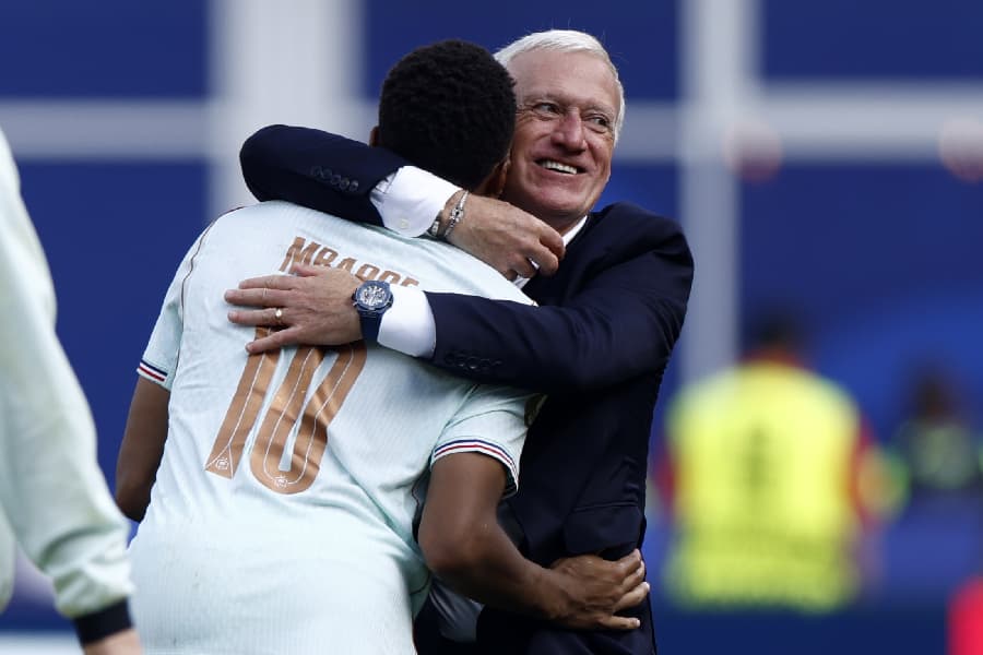 Deschamps abraça Kylian Mbappé após a vitória sobre Marrocos - EFE/EPA/WILL OLIVER