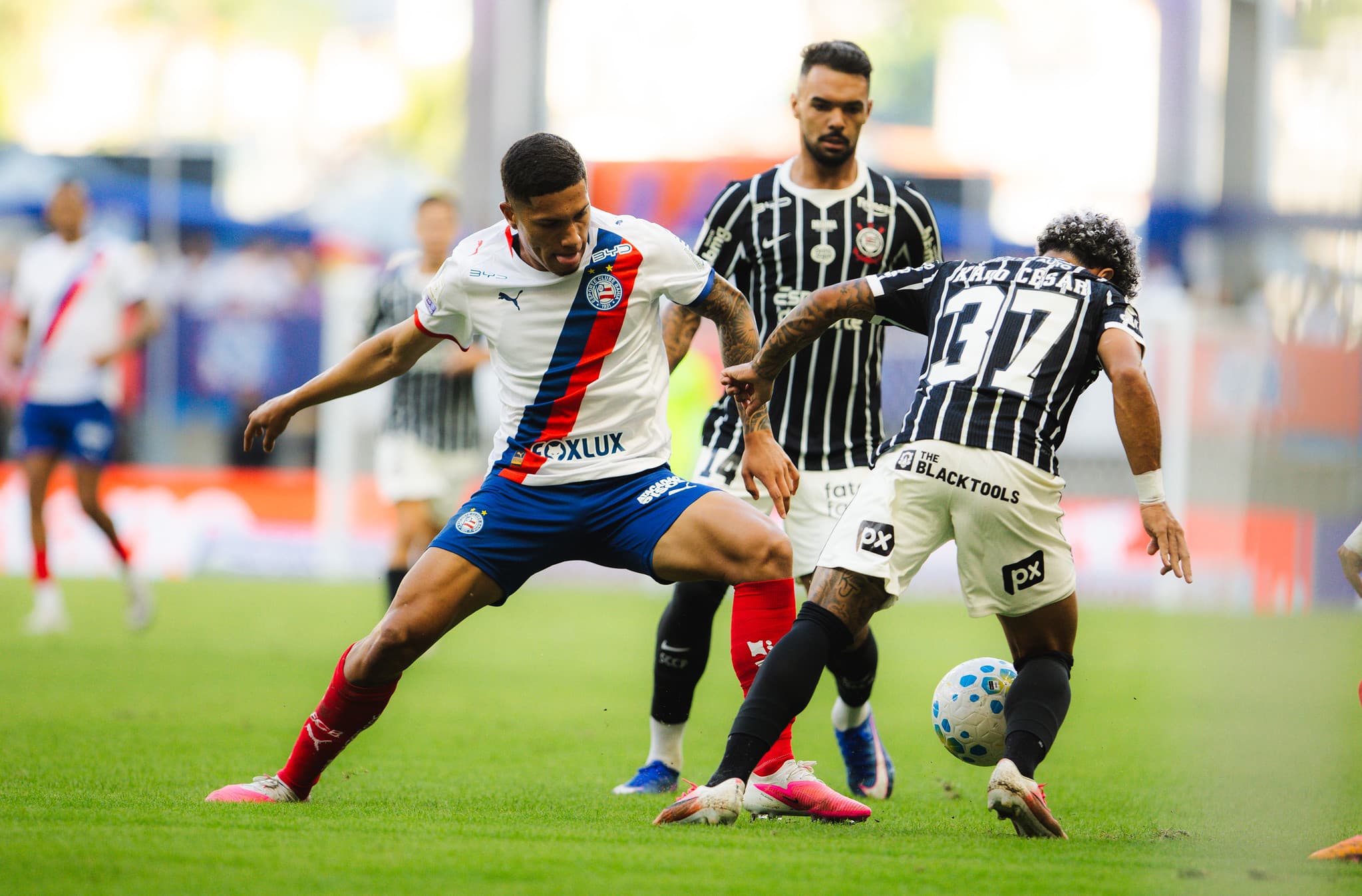 Bahia tem três gols anulados e empata com Corinthians em jogo tenso