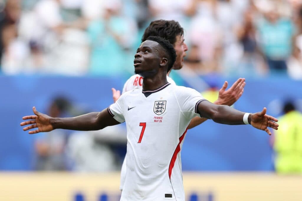 Saka brilha, Inglaterra supera reação épica da França e conquista bronze inédito