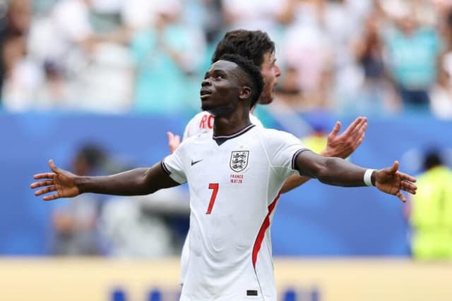 Saka brilha, Inglaterra supera reação épica da França e conquista bronze inédito