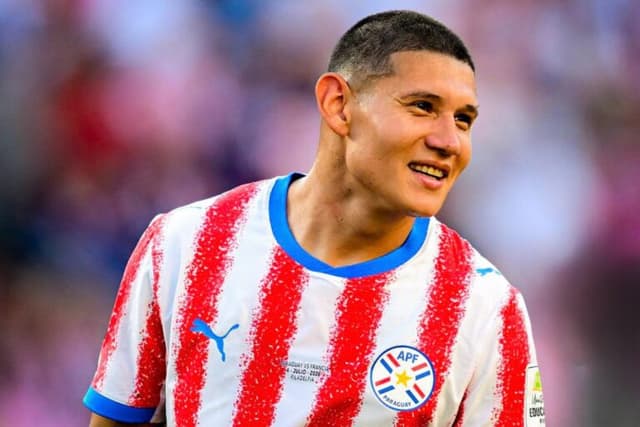 Lateral do Paraguai revela provocação inusitada de Mbappé: ‘Quer me dar um beijo?’