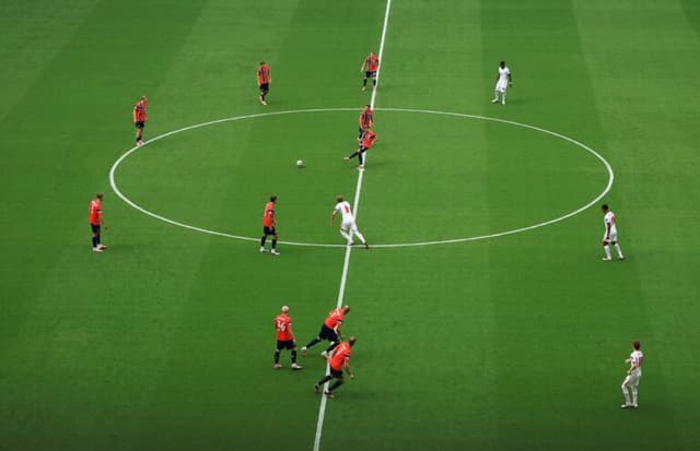 Fifa nega que bola tenha tocado em cabo de câmera antes do primeiro gol inglês