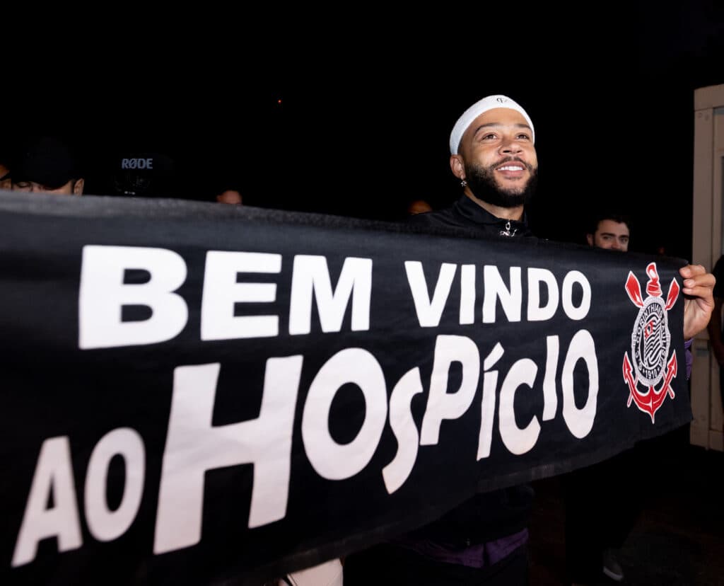 Memphis com a faixa 'bem-vindo ao hospício', logo na chegada ao Corinthians - Rodrigo Coca/Agência Corinthians
