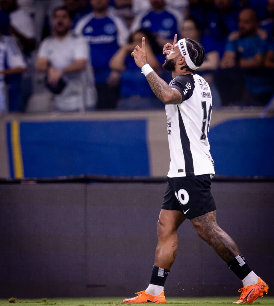 Memphis vestiu a camisa 10 e foi tratado como ídolo por parte da torcida corintiana - Rodrigo Coca/Agência Corinthians