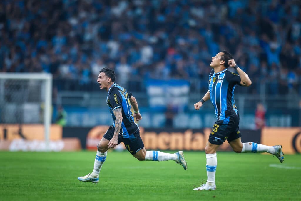 Pavón decide de falta, Grêmio supera o Mirassol e garante a classificação