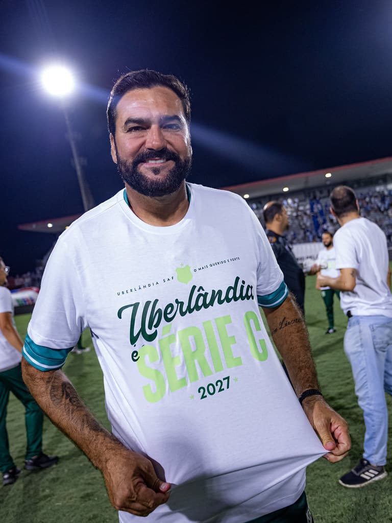 Danilo, treinador do Uberlândia, com a camisa do acesso à Série C - Renato Alexandre