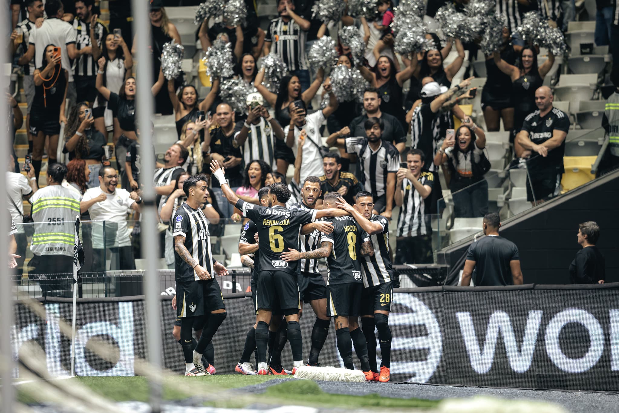 Cuello marca nos acréscimos, Atlético-MG empata com Bragantino e avança