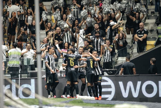 Cuello marca nos acréscimos, Atlético-MG empata com Bragantino e avança