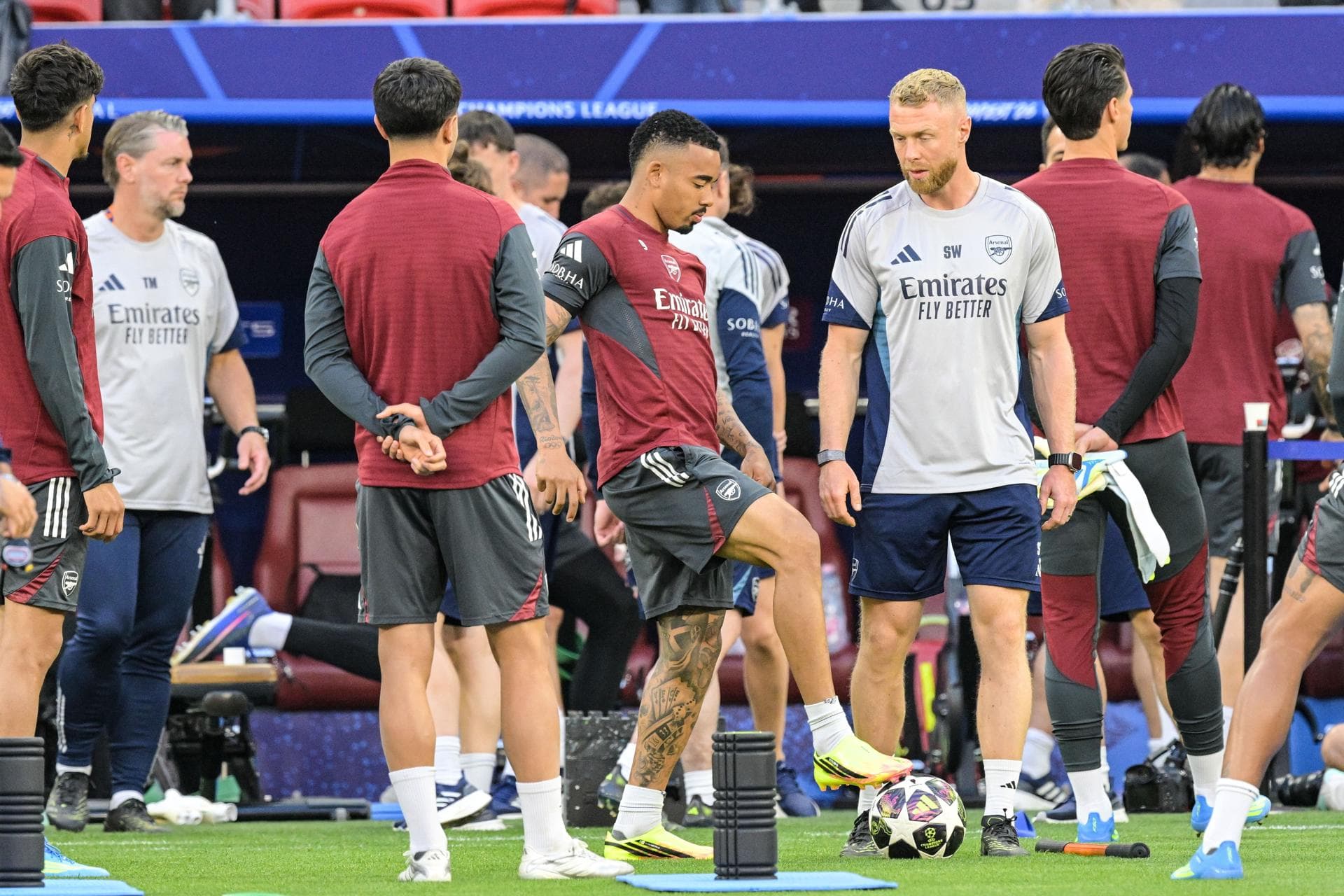 Jesus com os companheiros de Arsenal durante o aquecimento da final da última Champions - Zsolt Szigetvary/EFE