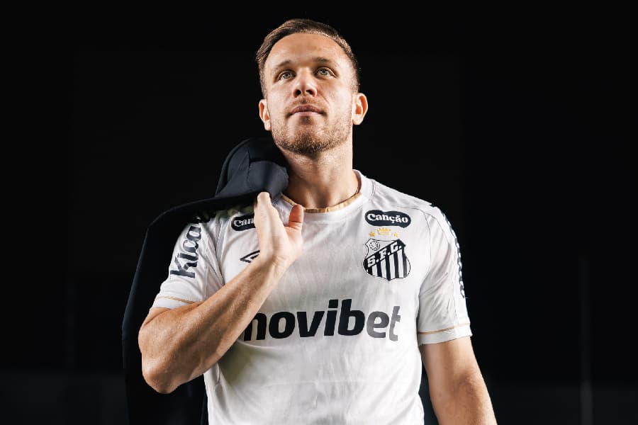 Santos anuncia contratação de Arthur; relembre carreira do volante